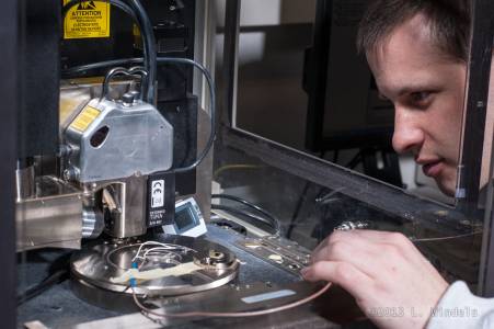 Cédric Blaser utilisant le microscope à force atomique (AFM)