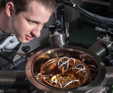 Cédric Blaser utilisant la probe station